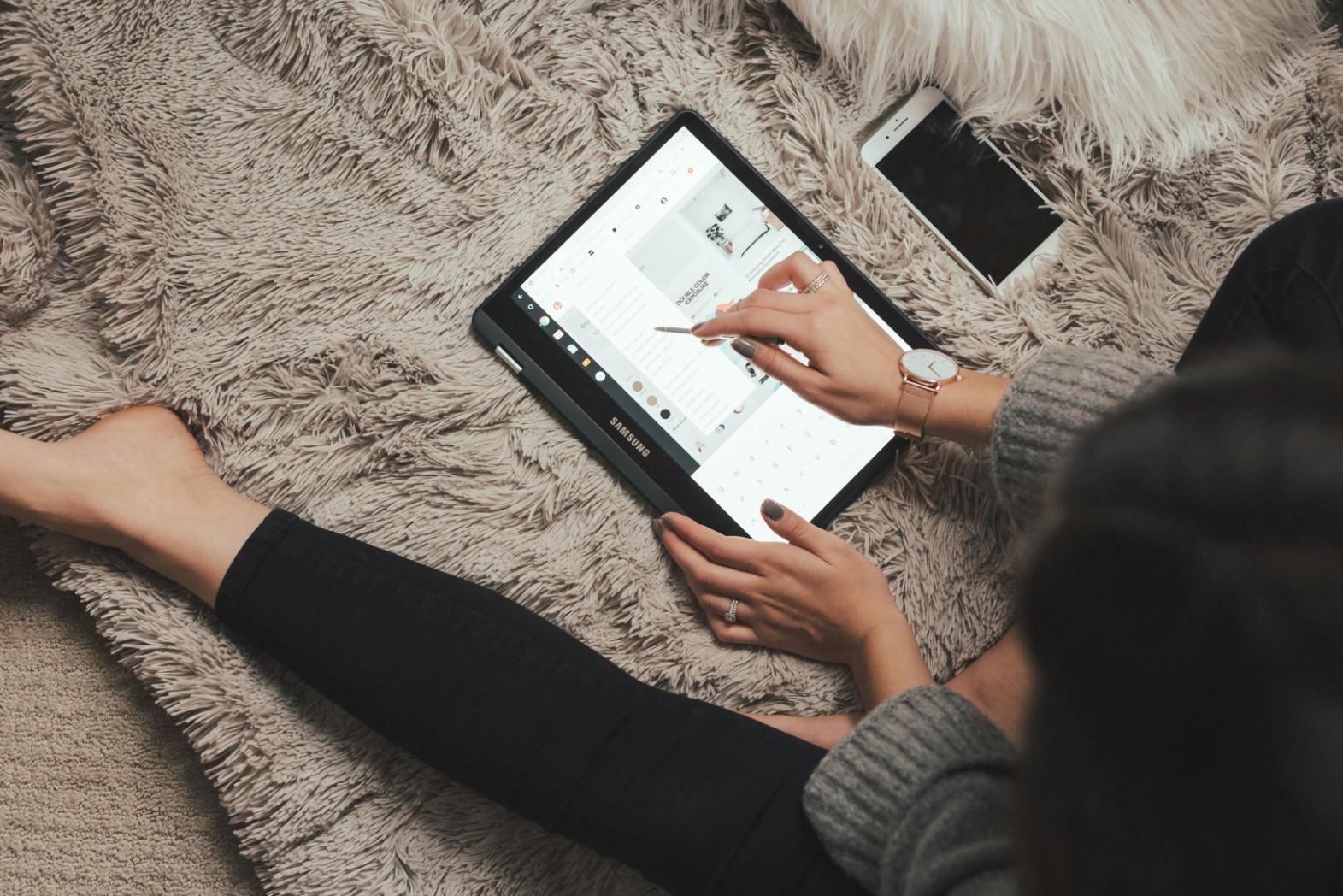 Espace de travail moderne avec outils d'analyse financière