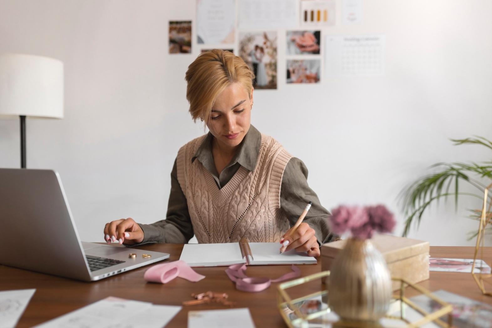Équipe de nadaviragalimirakeon travaillant sur des analyses financières en collaboration